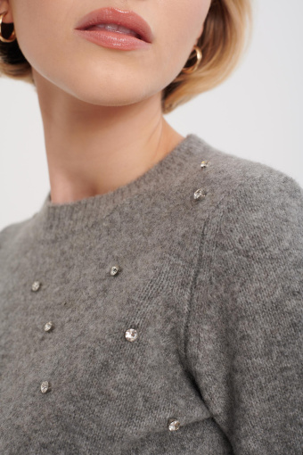 Szary sweter z błyszczącą aplikacją z cyrkonii