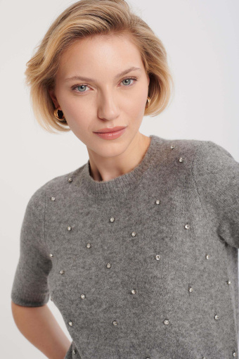 Szary sweter z błyszczącą aplikacją z cyrkonii
