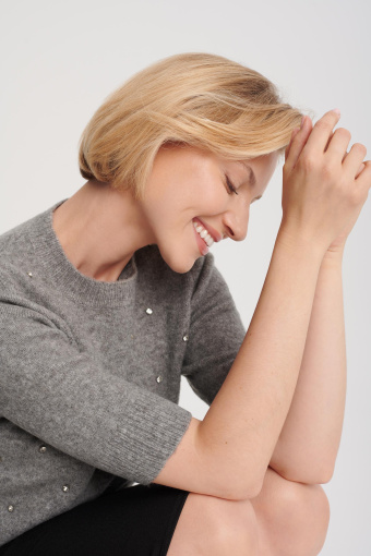 Szary sweter z błyszczącą aplikacją z cyrkonii