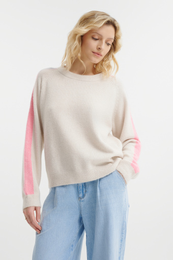 Kremowy sweter z lampasami na rękawach