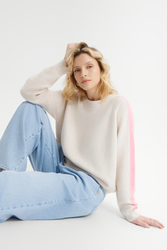 Kremowy sweter z lampasami na rękawach