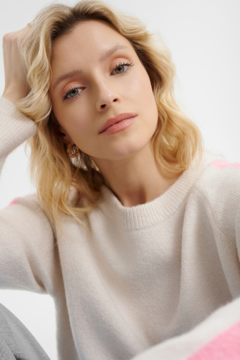 Kremowy sweter z lampasami na rękawach