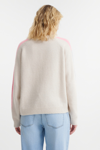 Kremowy sweter z lampasami na rękawach