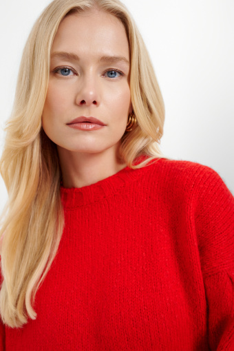 Czerwony sweter z baloniastym rękawem