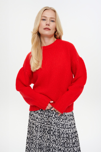Czerwony sweter z baloniastym rękawem
