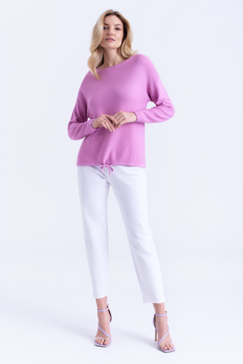 Różowy sweter z półokrągłym dekoltem