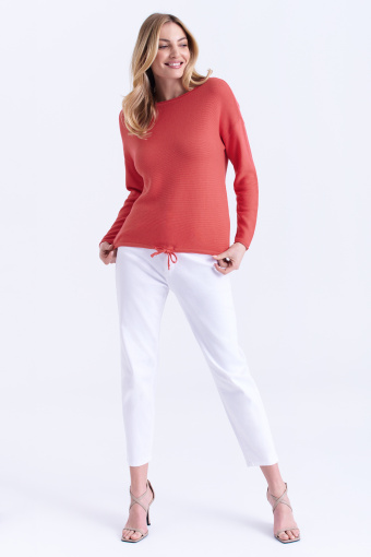 Czerwony sweter z cienkiej dzianiny