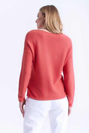 Czerwony sweter z cienkiej dzianiny