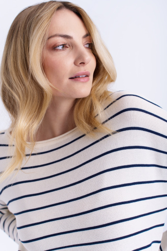 Lekki sweter w granatowe paski