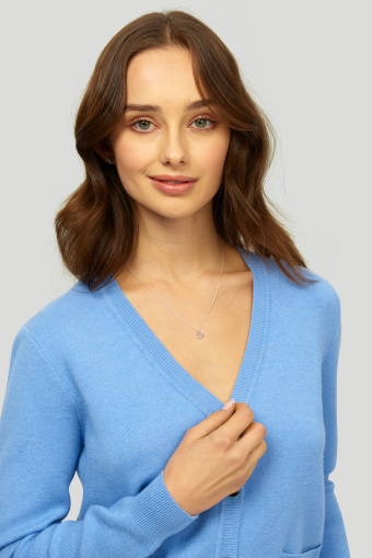 Niebieski, zapinany kardigan z ozdobnymi kieszeniami