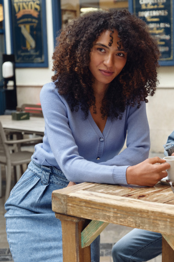 Niebieski, zapinany kardigan z ozdobnymi kieszeniami