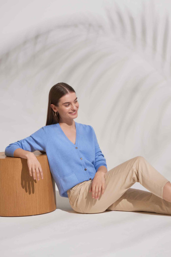 Niebieski, zapinany kardigan z ozdobnymi kieszeniami