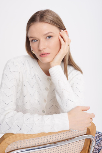 Ażurowy kardigan zapinany na szereg drobnych guzików