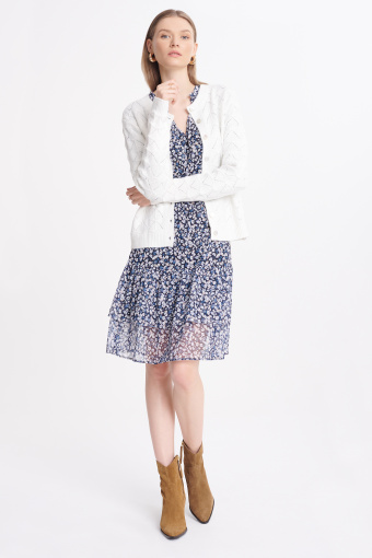 Ażurowy kardigan zapinany na szereg drobnych guzików