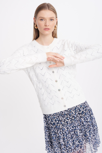 Ażurowy kardigan zapinany na szereg drobnych guzików