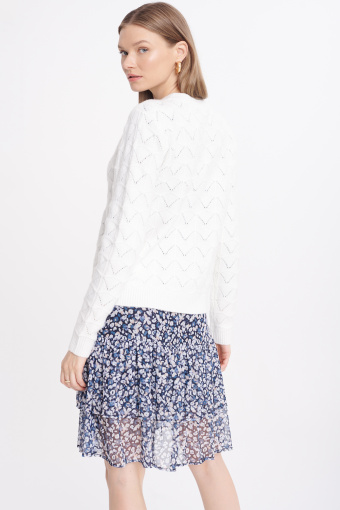 Ażurowy kardigan zapinany na szereg drobnych guzików