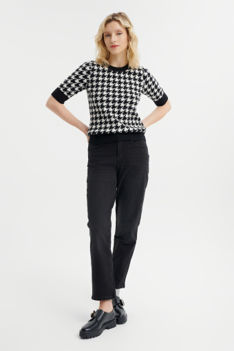 Dopasowany czarno-biały sweter z krótkim rękawem