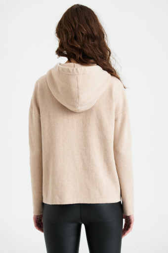 Beżowy sweter z kapturem i ozdobnymi taśmami