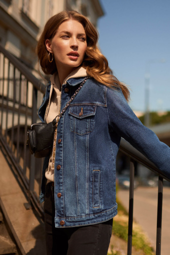 Beżowy sweter z kapturem i ozdobnymi taśmami