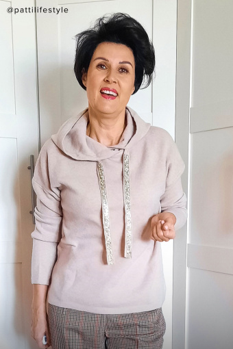 Beżowy sweter z kapturem i ozdobnymi taśmami