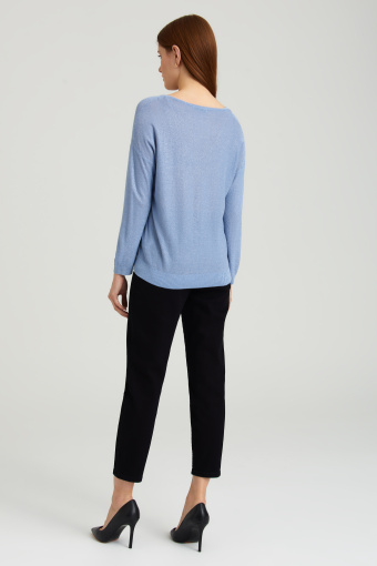 Błękitny sweter z błyszczącą nitką