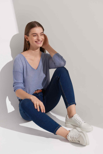 Błękitny sweter z błyszczącą nitką