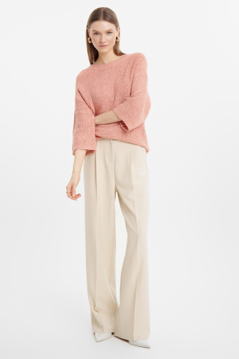 Brzoskwiniowy sweter z szerokimi rękawami