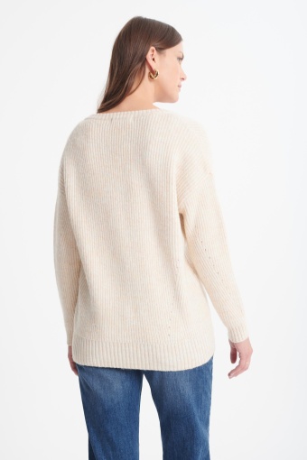 Sweter z delikatnym połyskiem z dekoltem w serek