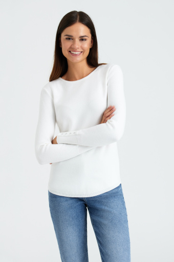 Biały sweter z ozdobnymi zatrzaskami przy rękawach