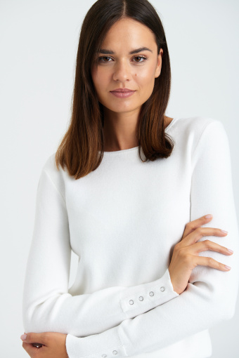 Biały sweter z ozdobnymi zatrzaskami przy rękawach