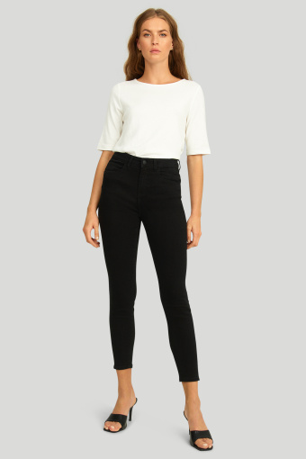 Dopasowany, dzianinowy sweter w białym kolorze