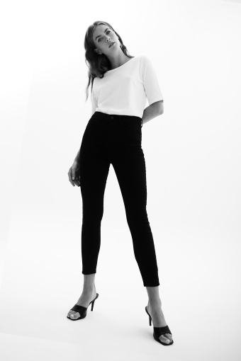 Dopasowany, dzianinowy sweter w białym kolorze