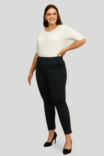 Dopasowany, dzianinowy sweter w białym kolorze