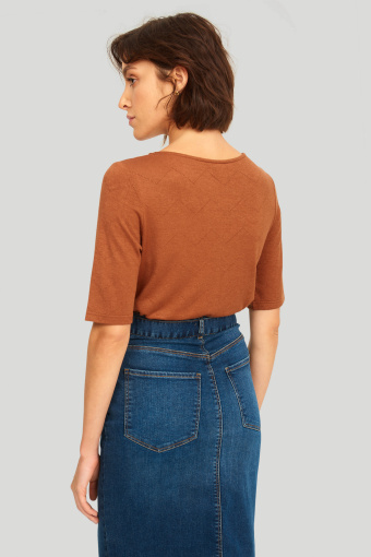 Dopasowany sweter w kolorze ochry, rękaw do łokcia