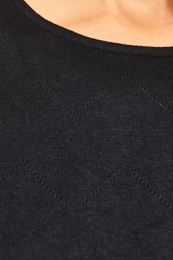 Dopasowany, czarny sweter z rękawem do łokcia