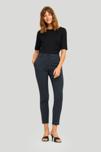 Dopasowany, czarny sweter z rękawem do łokcia