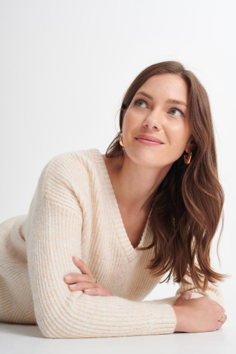 Sweter z delikatnym połyskiem z dekoltem w serek