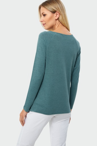 Sweter z ozdobnym detalem