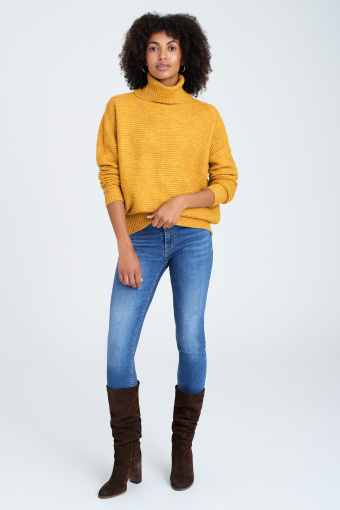 Efektowny, musztardowy golf z dzianiny w prążek