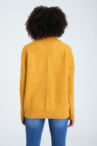 Efektowny, musztardowy golf z dzianiny w prążek