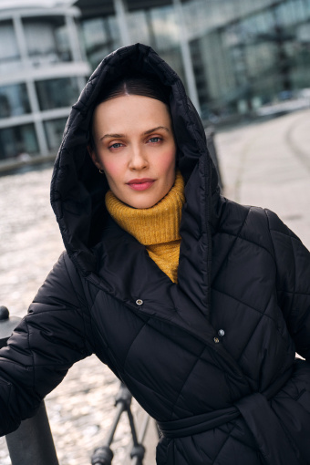 Efektowny, musztardowy golf z dzianiny w prążek