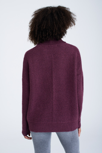 Ciemnofioletowy golf z dzianiny strukturalnej w prążek