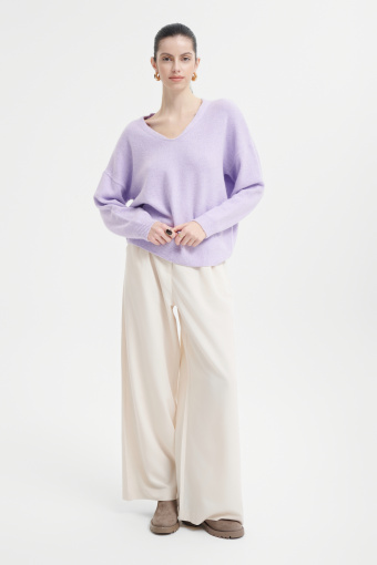 Liliowy sweter z dekoltem V 