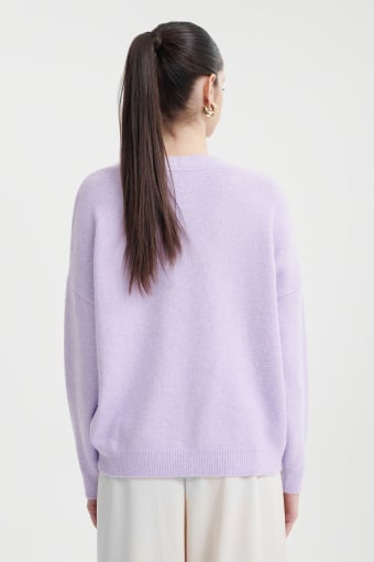 Liliowy sweter z dekoltem V 