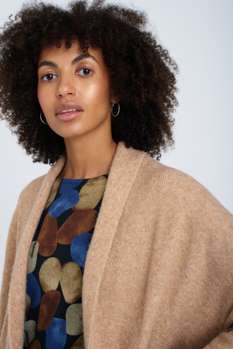 Szeroki kardigan z obniżoną linią ramion, beż