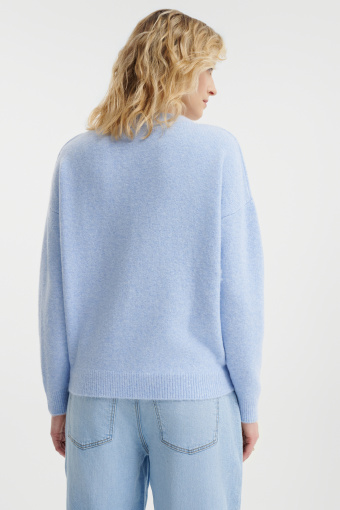 Sweter w błękitnym kolorze z dekoltem V  Sweter w błękitnym kolorze z dekoltem V