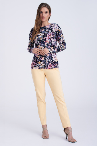 Sweter wykonany z dzianiny w kwiaty Sweter wykonany z dzianiny w kwiaty