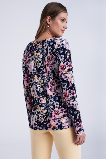Sweter wykonany z dzianiny w kwiaty Sweter wykonany z dzianiny w kwiaty