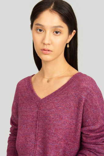 Sweter o luźnym kroju, z ozdobnym przeszyciem