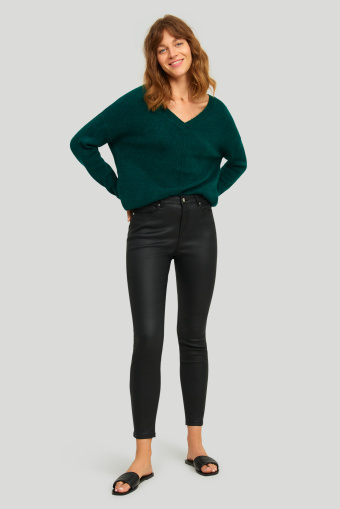 Sweter o luźnym kroju, z odzobnym przeszyciem